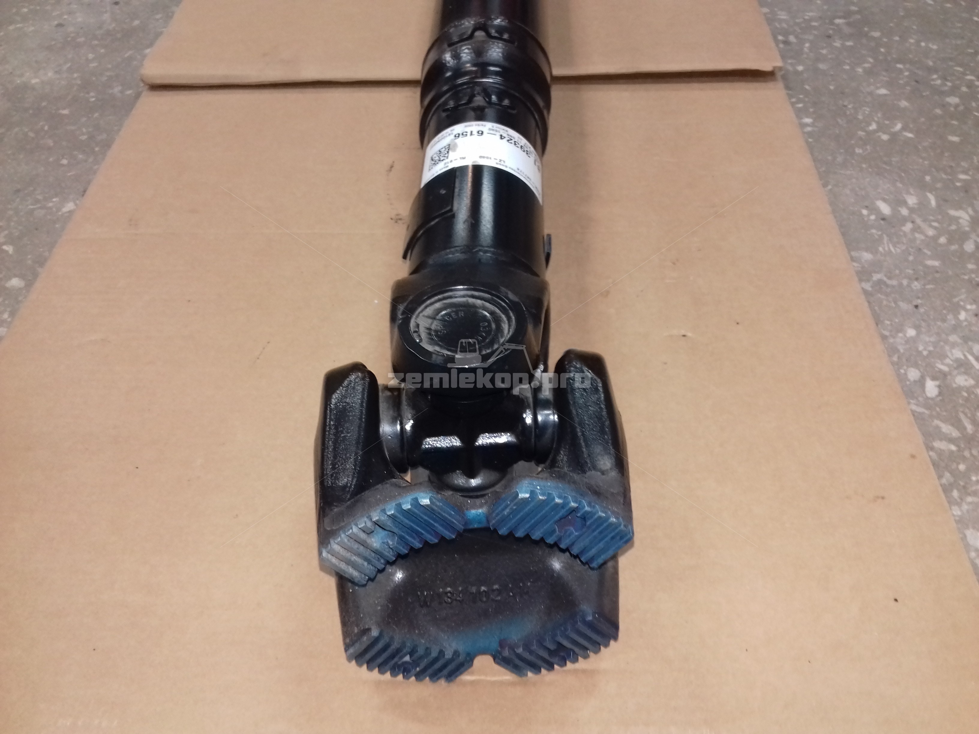 D-12135-00 Кардан.вал DANA MAN KV150/4-13 Lz1560 47.6x135.2 (крестов. необслуж.)